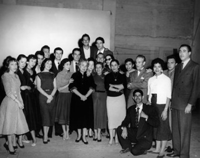 Ignacio López Tarso acompañado de otros actores y actrices, retrato de grupo