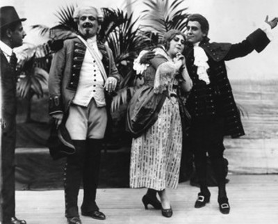 Tito Schipa y otros artistas en una escena de teatro
