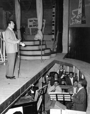 Cantante realiza presentación en un teatro