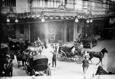 Tránsito frente al Palacio de Hierro