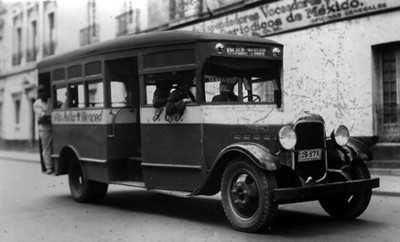 Transportes urbanos línea "zócalo Merced" círcula por una avenida