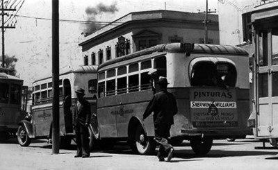 Camiones urbanos transitan por una avenida