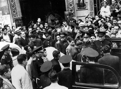 Gente en el seplio de Léon Trotsky