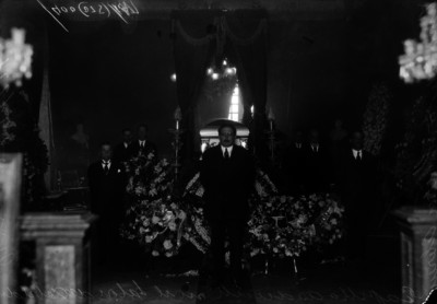 Funcionarios montando guardia de honor al cuerpo de Herminio Pérez, durante sus funerales en la capilla ardiente, retrato de grupo