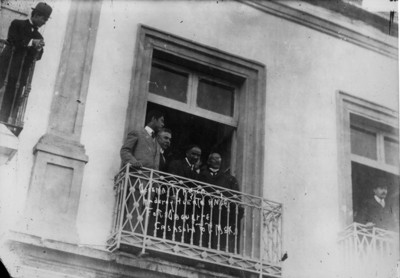 Francisco I. Madero, Victoriano Huerta, Manuel Bonilla y Juan Sánchez Azcona en el balcón de fotografía Daguerre