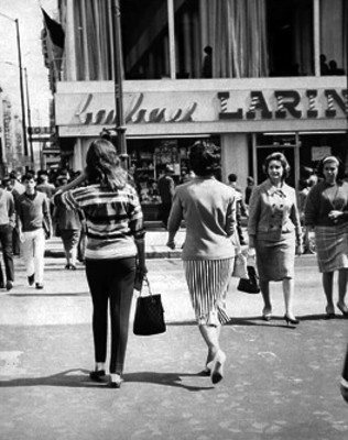 Mujeres recorren las calles de la ciudad de México