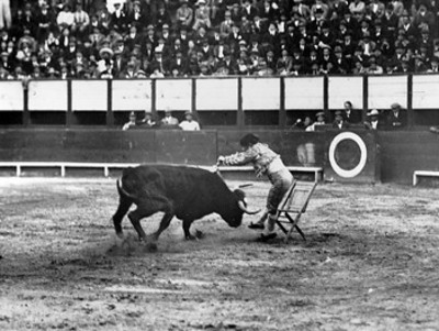 Torero clava banderillas sentado