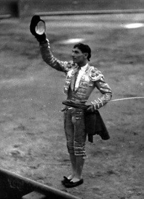 Lorenzo "Garza" brinda la muerte del toro durante corrida