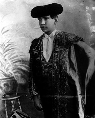 Rodolfo Gaona, torero en un estudio, retrato