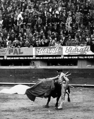 Ricardo Tamez realiza pase de muleta surante corrida