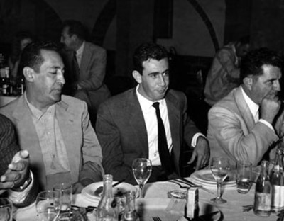Manuel Capetillo y otras personas en una comida