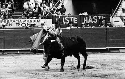 Alfredo Leal realiza un remate de pecho