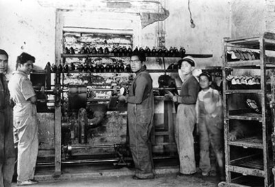 Trabajadores reparan calzado