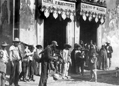 Aguador y gente frente a una tienda