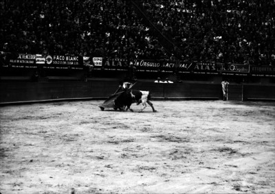 Silverio Pérez ejecutando un pase en redondo, en la plaza México durante una corrida de toros