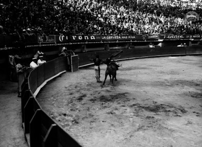 Silverio Pérez ejecutando el pase de la muerte; durante una corrida en la Plaza México