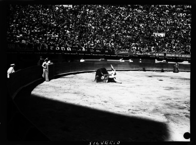 Silverio Pérez ejecutando un cambio de rodillas, durante una corrida de toros