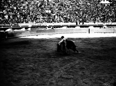 Silverio Pérez en un recorte, durante una corrida de toros