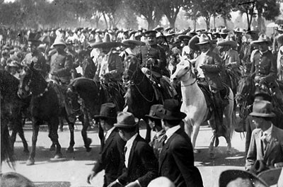 Los generales Villa y Zapata al frente de la poderosa división del norte a su entrada a México