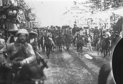 Francisco Villa, Emiliano Zapata y villistas avanzan por la avenida San Francisco