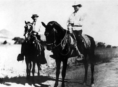 Francisco Villa y hombre a caballo en su hacienda de Canutillo