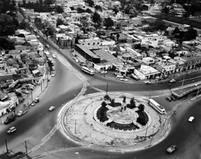 Monumento en una glorieta de la ciudad de México, vista aérea