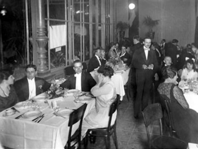 Comensales en interior del "Restorán Chapultepec"