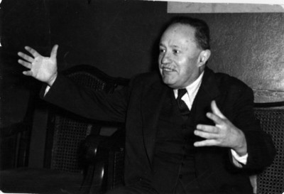 Lic. José Vasconcelos, Candidato a la Presidencia en un salón, retrato