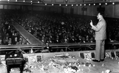 José Vasconcelos habla durante un mitín en el teatro Politeama