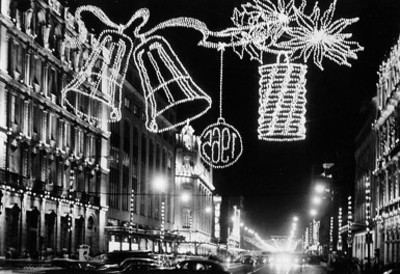 Adornos navideños en una calle del zócalo