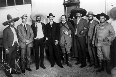 Emiliano Zapata acompañado de revolucionarios durante su llegada a la capital