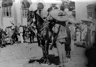 Emiliano Zapata conversa con revolucionario