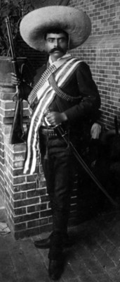 Emiliano Zapata de pie porta espada y rifle, retrato