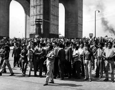 Hombres durante un "zafarrancho" en el monumento a la revolución