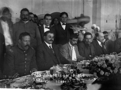 Villa y Zapata sentados a la mesa en el interior de Palacio Nacional