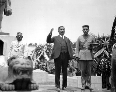 Hombre pronuncia discurso durante homenaje a Zapata