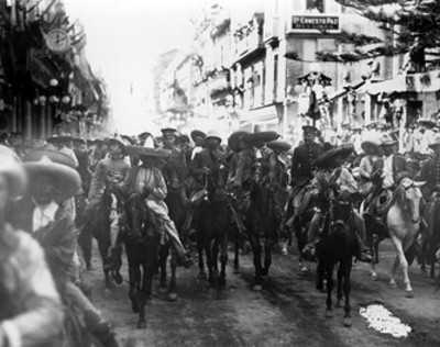 Francisco Villa y Emiliano Zapata acompañados de sus ejércitos durante su entrada a la ciudad de México
