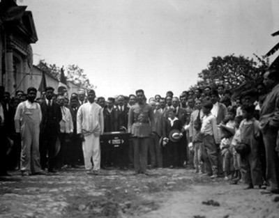 Hombres trasladan la urna funeraria de Emiliano Zapata a una plaza pública