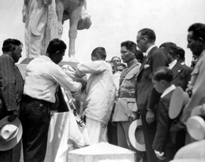 Colocación de los restos de Emiliano Zapata en el monumento en su honor