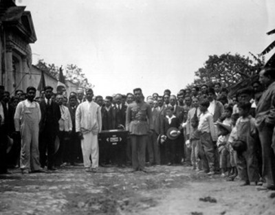 Hombres trasladan la urna funeraria de Emiliano Zapata a una plaza pública