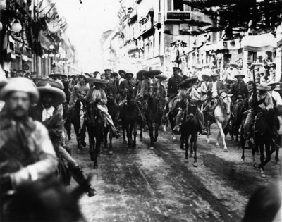 Francisco Villa, Emiliano Zapata y otros jefes revolucionarios transitan por calles de la ciudad de México
