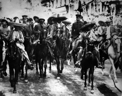 Emiliano Zapata y Francisco Villa acompañados de jefes revolucionarios entran a la ciudad de México