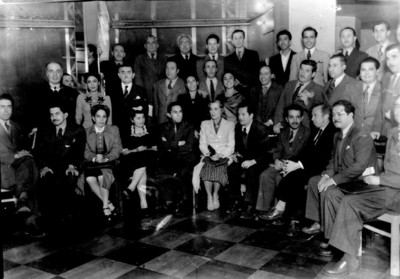 Pablo Neruda con otras personas, retrato de grupo