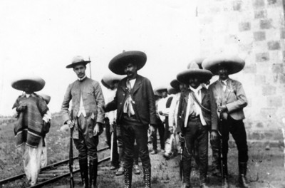 Eufemio Zapata y Juan Andrew Almazán con otras personas, retrato de grupo