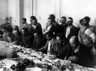 Eulalio Gutierrez, Zapata, Villa y otros jefes revolucionarios durante un banquete en Palacio Nacional