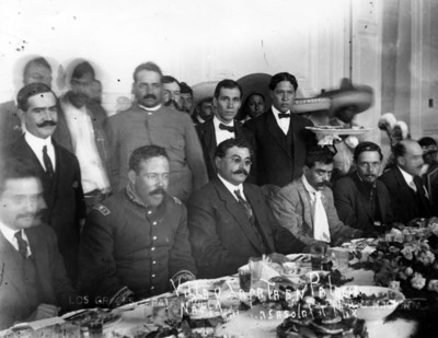 Villa y Zapata durante un banquete ofrecido por Eulalio Gutiérrez en Palacio Nacional