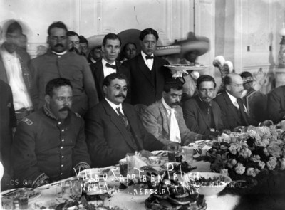Villa y Zapata durante un banquete ofrecido por Eulalio Gutiérrez en Palacio Nacional
