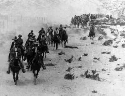 Los jefes revolucionarios Pascual Orozco y Francisco Villa al frente de sus tropas se dirigen rumbo a Ciudad Juárez