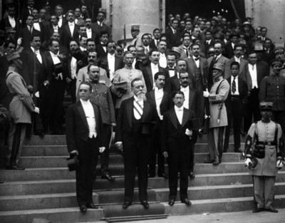 Venustiano Carranza en el exterior de la Cámara de Diputados