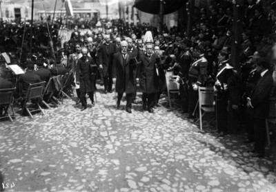 El Gral. Díaz y el hijo de Juárez al llegar al panteón de San Fernando